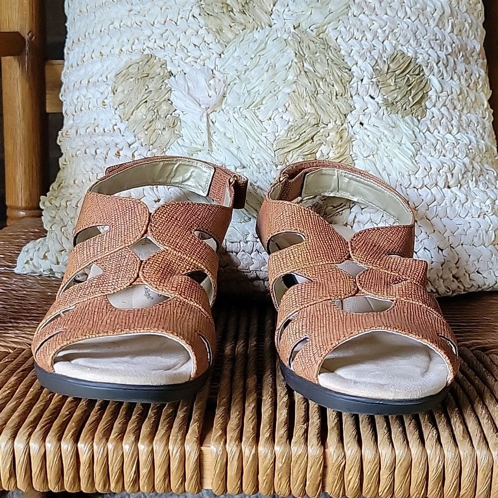 NWOT,  Soft Style Patsie, sandals, size  7.5 narrow, bronze